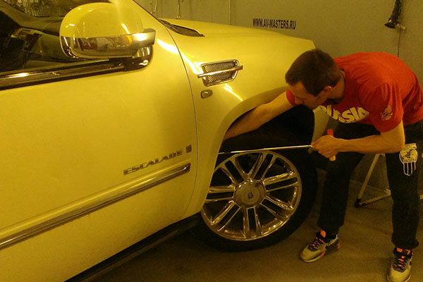 Удаление вмятин — мастер за работой