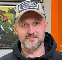 Преподаватель Илья — специалист по удалению вмятин